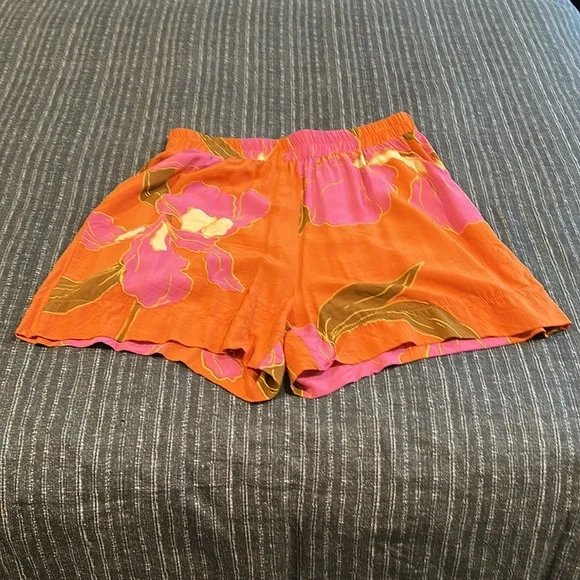 Like new Talulah floral short set - Picture 4 of 4